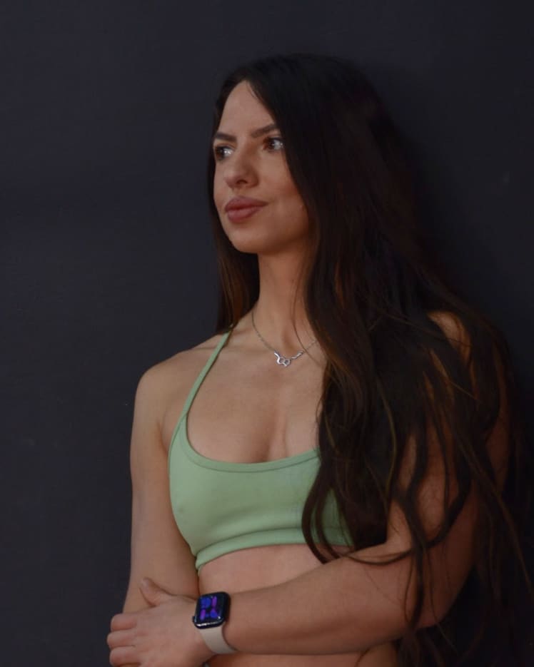 Maia Soldano de tres cuartos, con la mirada en la distancia y el pelo largo sobre el hombro.